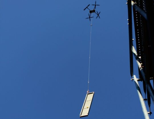 Drohne-mit-Brett-aspect-ratio-540-420