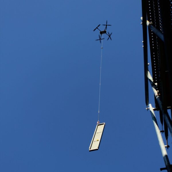 Drohne-mit-Brett-aspect-ratio-600-600