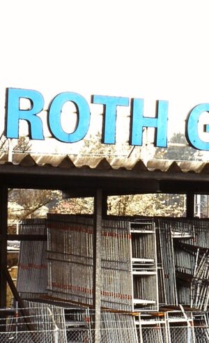 Roth-in-blau-aspect-ratio-300-492
