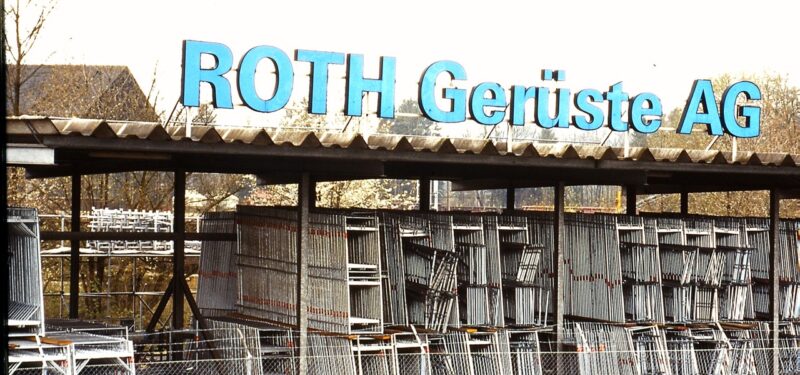Roth-in-blau-aspect-ratio-800-375