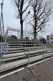 Leere-Buehne-Baeume-aspect-ratio-220-333