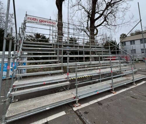 Leere-Buehne-Baeume-aspect-ratio-500-426