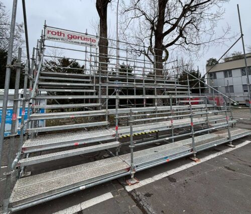 Leere-Buehne-Baeume-aspect-ratio-500-426