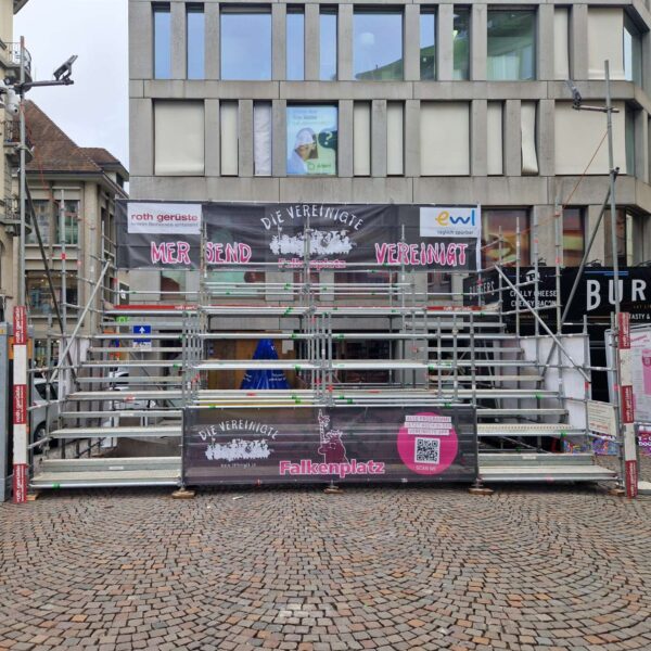 Leere-Buehne-Flakenplatz-aspect-ratio-600-600