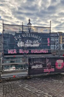 Leere-Buehne-Muehlenplatz-aspect-ratio-220-336