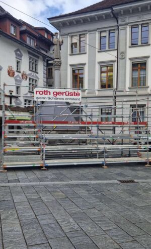 Leere-Buehne-mitte-aspect-ratio-300-492