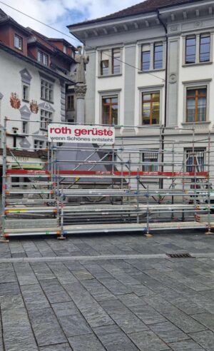 Leere-Buehne-mitte-aspect-ratio-300-492