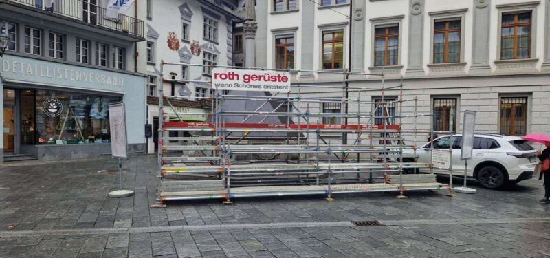 Leere-Buehne-mitte-aspect-ratio-800-375