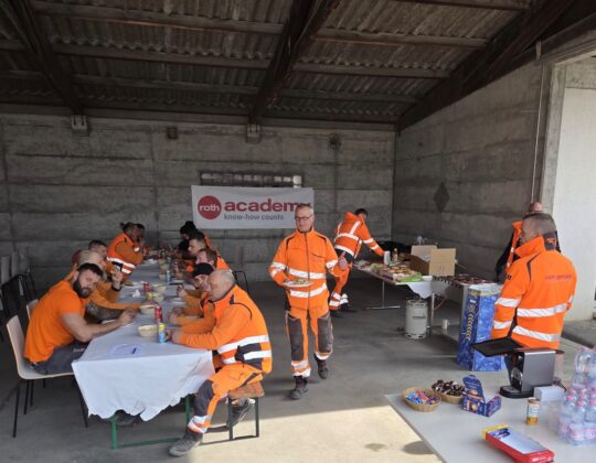 Ausbildungstage-11-zusammen-essen-aspect-ratio-540-420