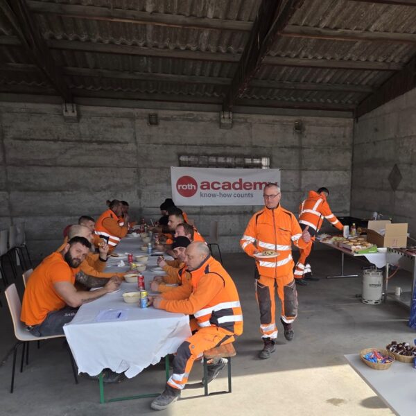 Ausbildungstage-11-zusammen-essen-aspect-ratio-600-600